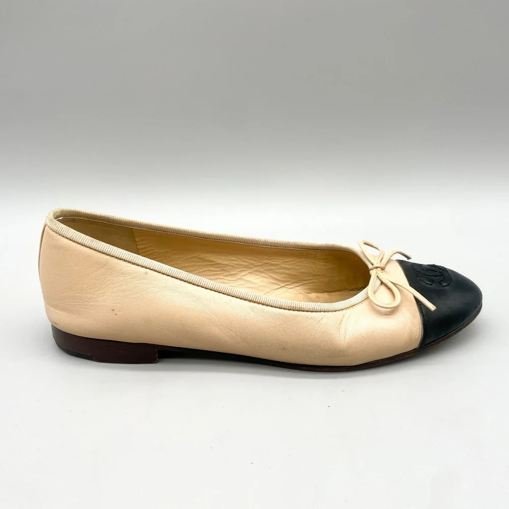 Chanel Womens 37.5 Ballet Flats Beige Black Leather CC Logo Two Tone Old Money